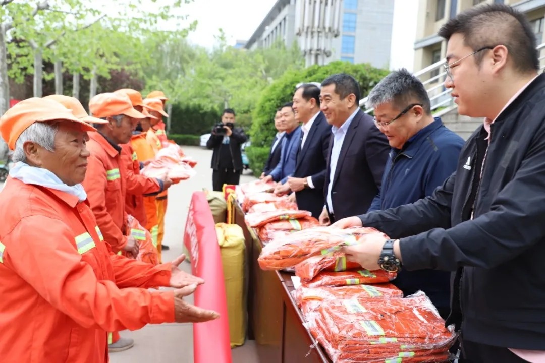 愛心傳遞 溫情捐贈(zèng)—長(zhǎng)田實(shí)業(yè)向環(huán)衛(wèi)工人捐贈(zèng)環(huán)衛(wèi)服裝1200余套