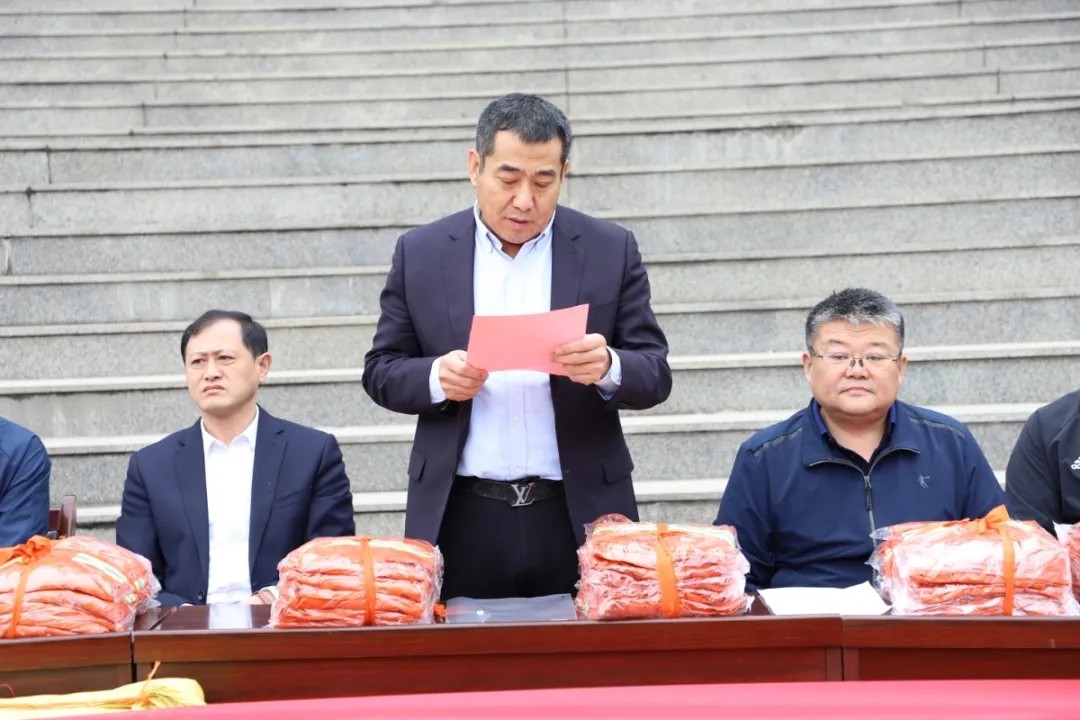 愛心傳遞 溫情捐贈(zèng)—長(zhǎng)田實(shí)業(yè)向環(huán)衛(wèi)工人捐贈(zèng)環(huán)衛(wèi)服裝1200余套