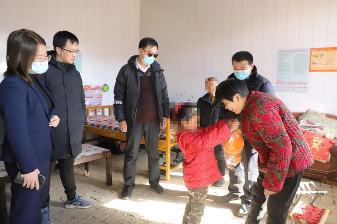 一處小屋 無(wú)限希望—團(tuán)區(qū)委攜手長(zhǎng)田實(shí)業(yè)到捐建“希望小屋”走訪慰問(wèn)