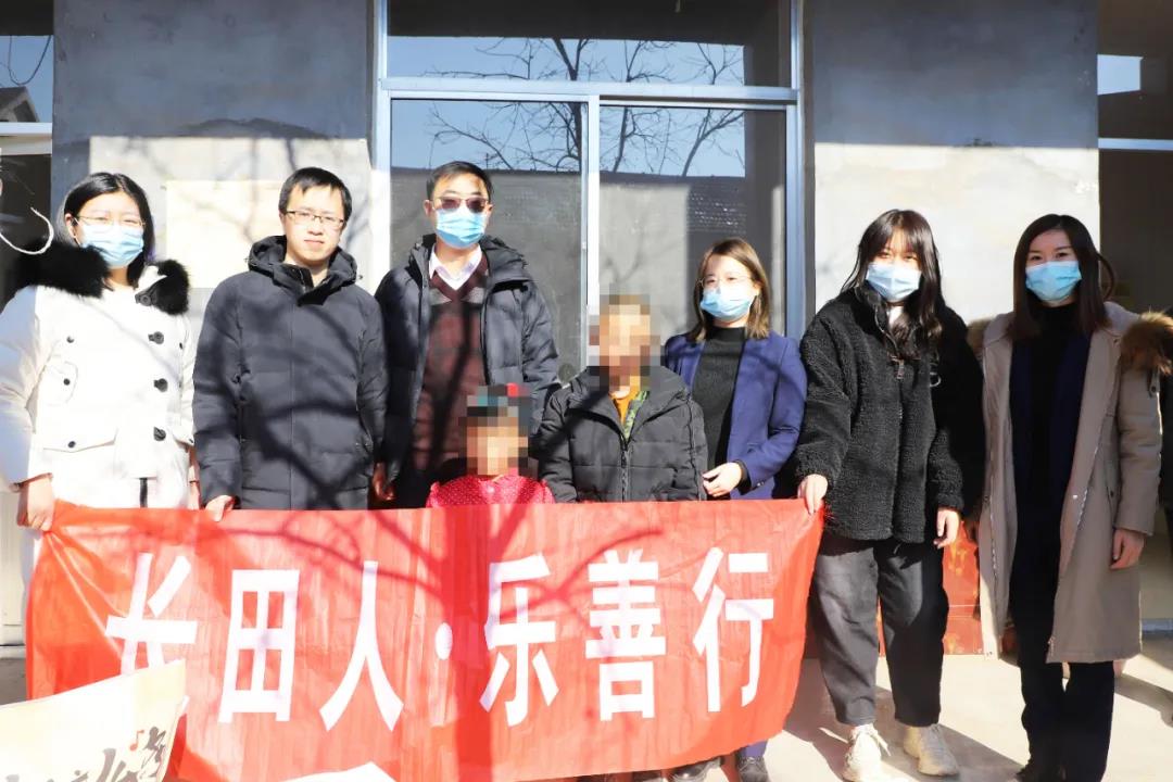 一處小屋 無(wú)限希望—團(tuán)區(qū)委攜手長(zhǎng)田實(shí)業(yè)到捐建“希望小屋”走訪慰問(wèn)