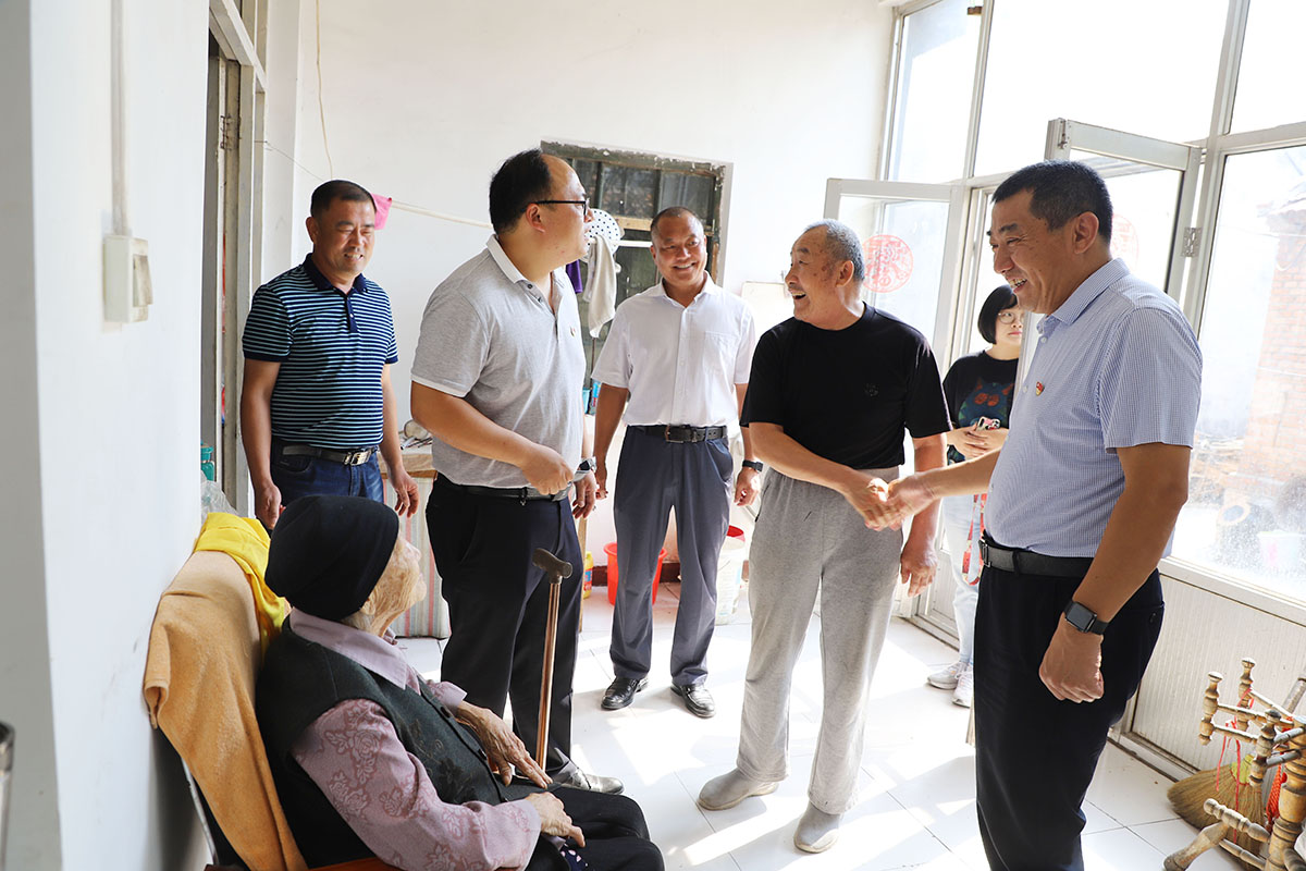 長(zhǎng)田實(shí)業(yè)黨支部書(shū)記張勇為老黨員佩戴黨徽 為老人送去祝福