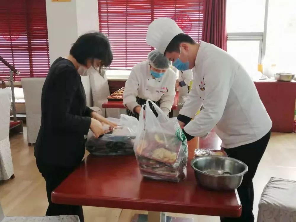 暖心!長(zhǎng)田實(shí)業(yè)為堅(jiān)守一線的疾控中心醫(yī)護(hù)人員送去愛(ài)心餐