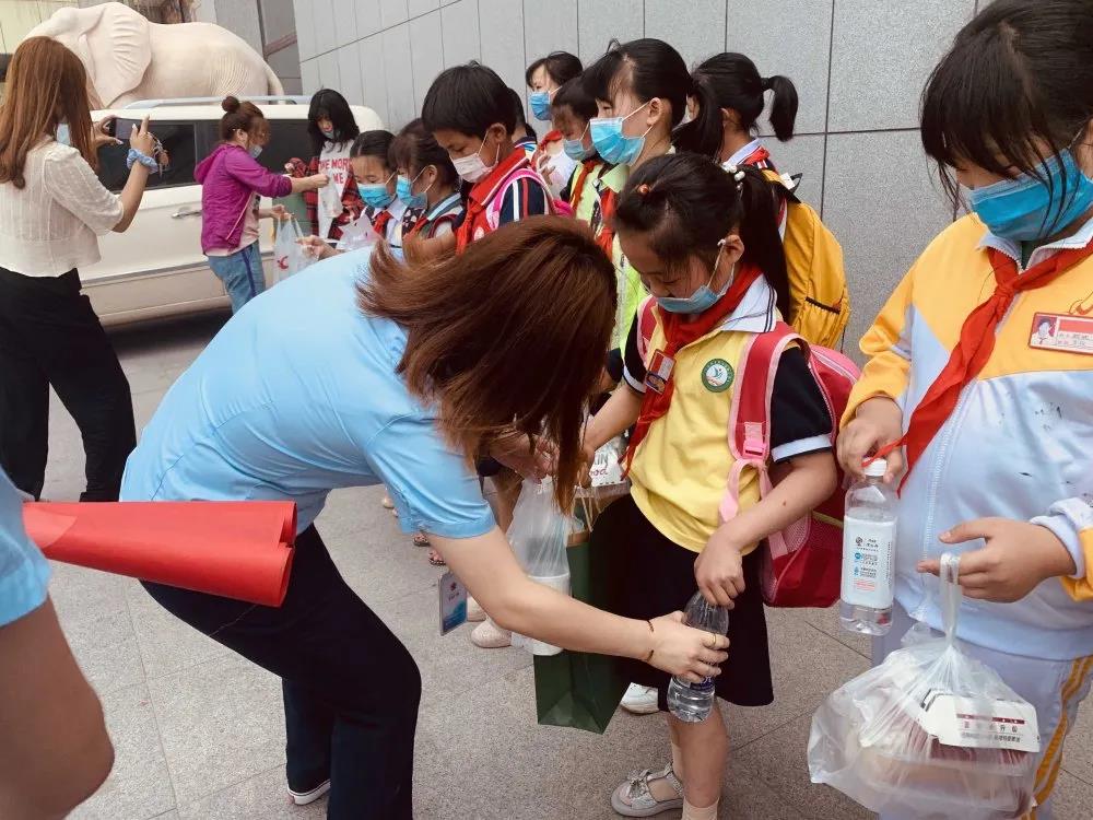 大手牽小手 溫情暖童心 —華百?gòu)V場(chǎng)攜手區(qū)婦聯(lián)、肯德基開展六一兒童節(jié)獻(xiàn)愛(ài)心活動(dòng)