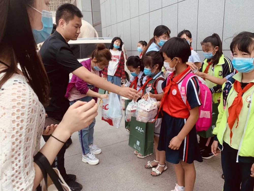 大手牽小手 溫情暖童心 —華百?gòu)V場(chǎng)攜手區(qū)婦聯(lián)、肯德基開展六一兒童節(jié)獻(xiàn)愛(ài)心活動(dòng)