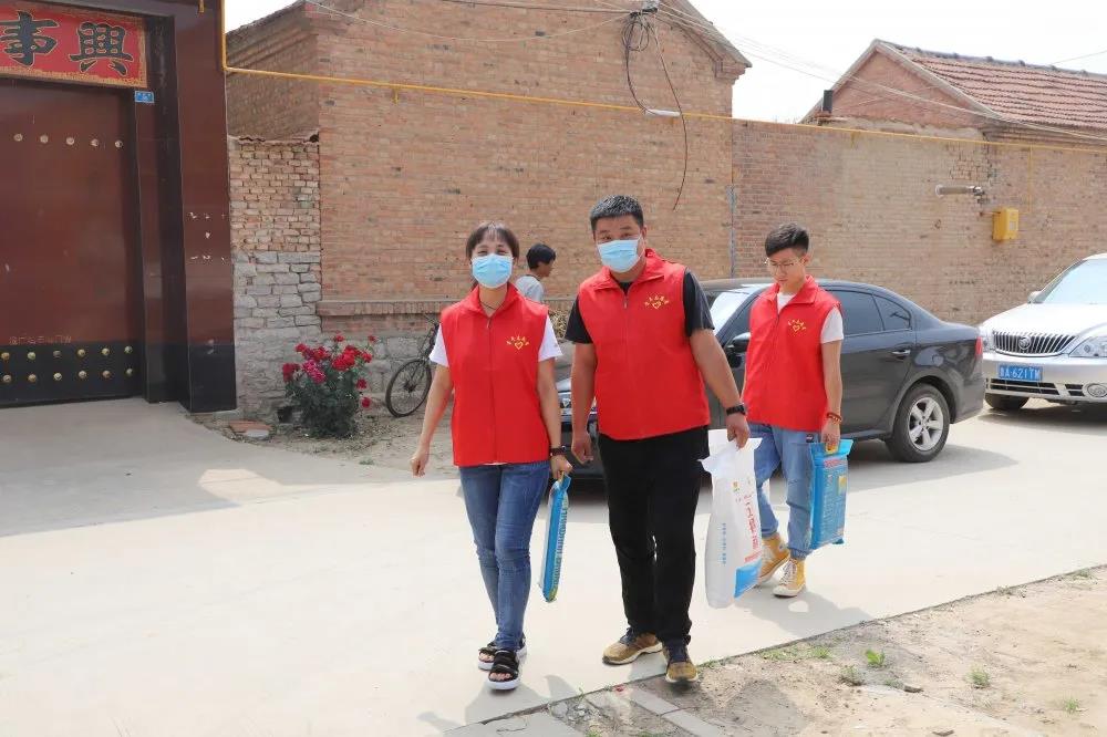 扶貧濟困獻愛心 真情幫扶暖人心 —長田實業(yè)團委開展“金暉助老?青年文明號送溫暖”活動