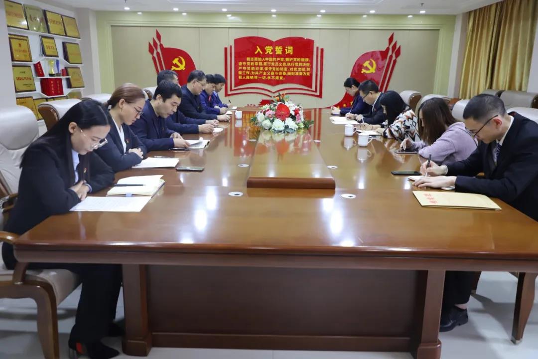 12月2日，長田實(shí)業(yè)黨支部在黨員會(huì)議室召開黨員大會(huì)，討論李少峰等3名預(yù)備黨員轉(zhuǎn)正事宜。濟(jì)北開發(fā)區(qū)黨建辦李陽同志、趙亞中同志到會(huì)指導(dǎo)。長田實(shí)業(yè)黨員、預(yù)備黨員參加會(huì)議，黨支部書記張勇主持會(huì)議。  