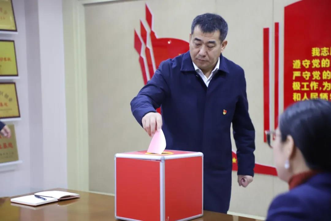 12月2日，長田實(shí)業(yè)黨支部在黨員會(huì)議室召開黨員大會(huì)，討論李少峰等3名預(yù)備黨員轉(zhuǎn)正事宜。濟(jì)北開發(fā)區(qū)黨建辦李陽同志、趙亞中同志到會(huì)指導(dǎo)。長田實(shí)業(yè)黨員、預(yù)備黨員參加會(huì)議，黨支部書記張勇主持會(huì)議。  