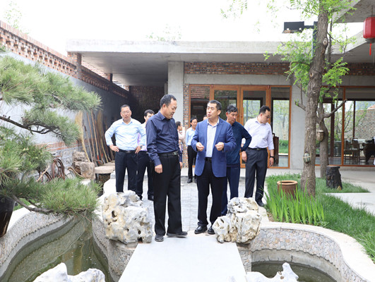 省委政策研究室農業(yè)農村處副處長王臻等一行蒞臨易豐農業(yè)調研指導工作